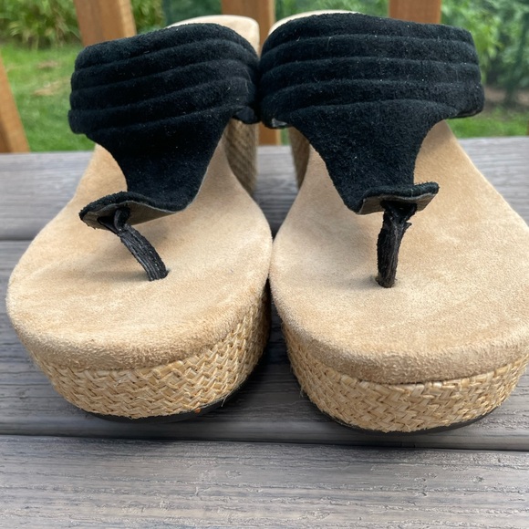 Ugg Wedges Black Suede Thong Straw Wicker Heels Size 8 - Picture 2 of 7